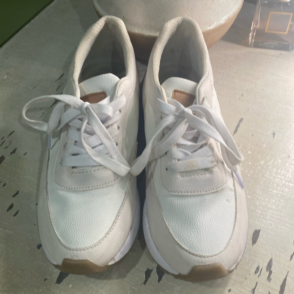 Tennis shoes